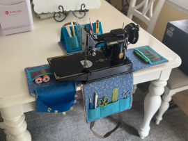 Protective tote and workstation 2 in 1 for Singer Featherweight sewing machine, made of cork on the outside and cotton inside, mesh pockets+